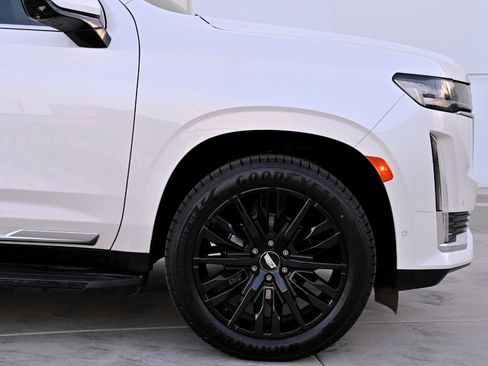 Used 2021 Cadillac Escalade Premium Luxury image 34