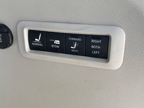 Used 2020 Chrysler Pacifica Limited FWD image 14