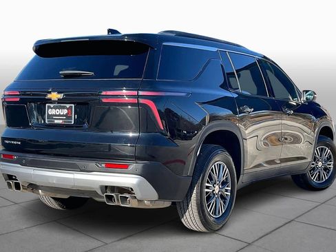 Used 2025 Chevrolet Traverse LT image 12