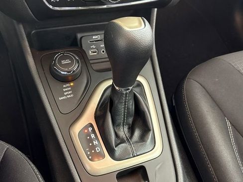 Used 2015 Jeep Cherokee Latitude w/ Comfort/Convenience Group image 25