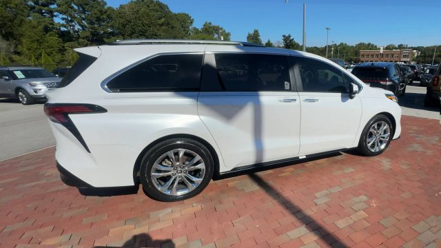 Used 2023 Toyota Sienna Platinum FWD image 3