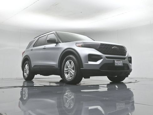 Certified 2023 Ford Explorer XLT RWD image 50