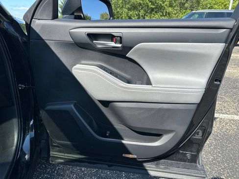 Used 2024 Toyota Highlander XLE FWD image 22