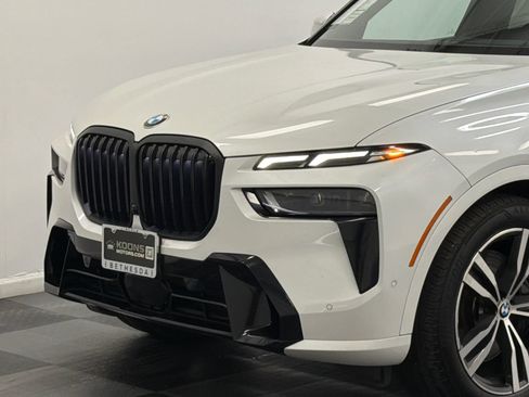 Used 2023 BMW X7 xDrive40i w/ M Sport Package AWD/4WD image 2