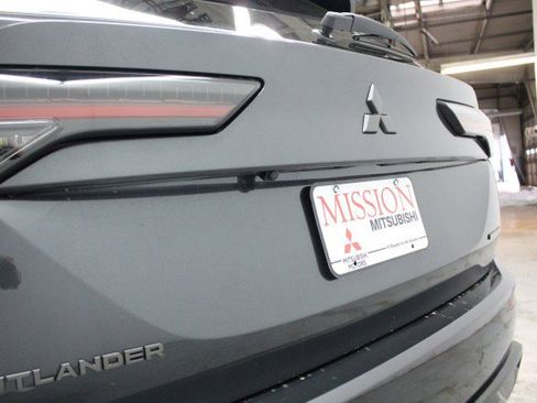 New 2026 Mitsubishi Outlander LE image 4