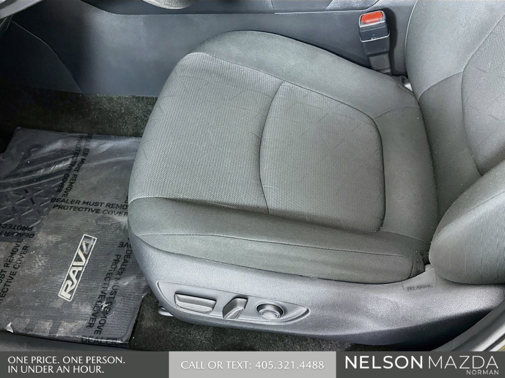 Used 2025 Toyota RAV4 XLE FWD image 21