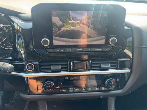 Used 2022 Nissan Pathfinder SV w/ SV Premium Package AWD/4WD image 18