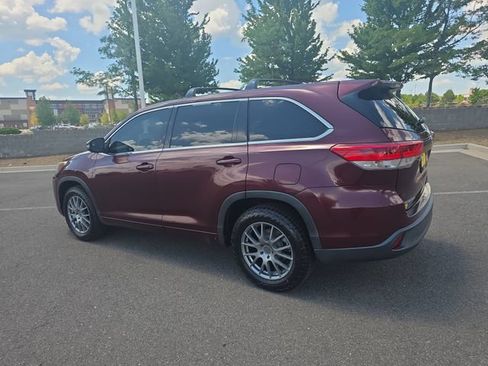 Used 2017 Toyota Highlander LE w/ Carpet Mat Package FWD image 5
