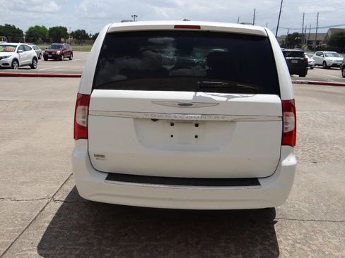 Used 2014 Chrysler Town & Country Touring image 6