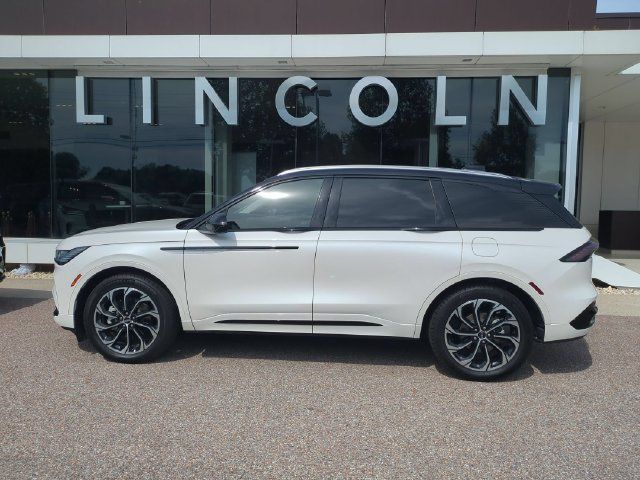 Used 2025 Lincoln Nautilus Reserve AWD/4WD image 3
