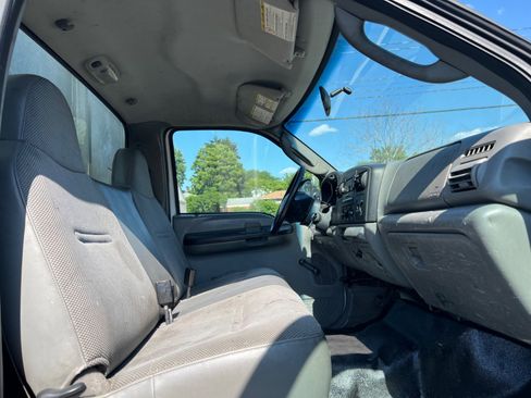 Used 2006 Ford F450 2WD Regular Cab Super Duty image 32