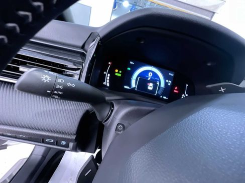 Used 2025 Toyota Camry SE w/ Convenience Package FWD image 18
