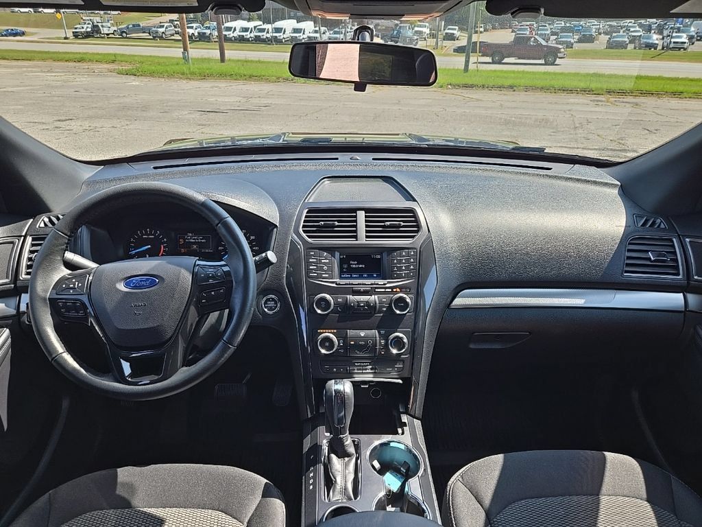 Used 2019 Ford Explorer XLT FWD image 3