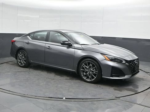 Used 2023 Nissan Altima 2.0 SR FWD image 4