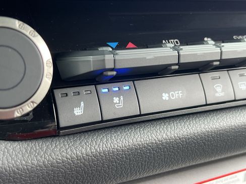 Used 2025 Toyota Tundra Limited AWD/4WD image 32