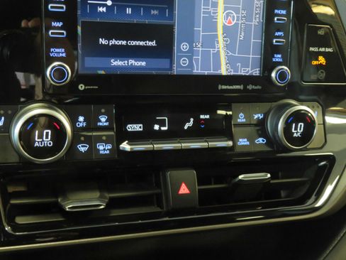 Used 2021 Toyota Highlander XLE AWD/4WD image 48