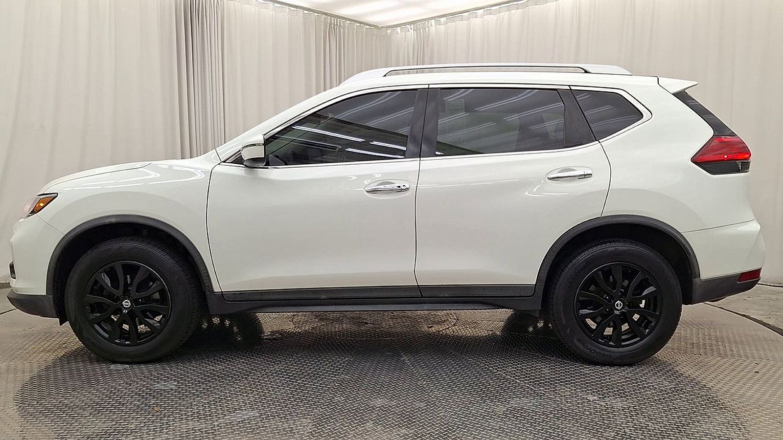 Used 2017 Nissan Rogue SV AWD/4WD image 11
