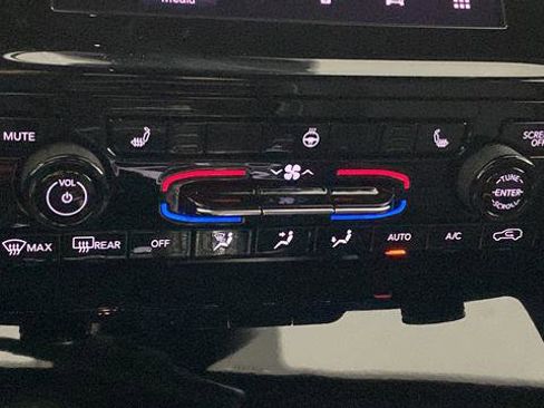 Used 2025 Jeep Grand Cherokee Laredo w/ Luxury Tech Group I AWD/4WD image 30