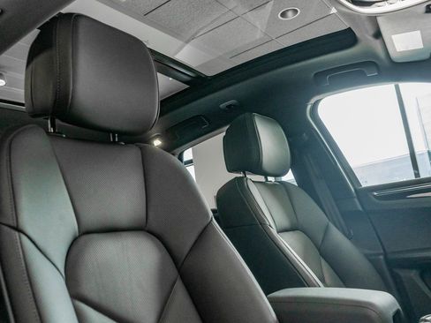 Certified 2025 Porsche Macan image 31