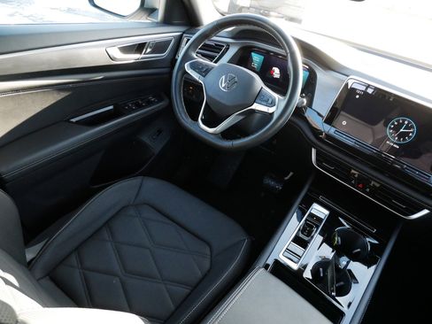 Certified 2025 Volkswagen Atlas Cross Sport SE w/ Panoramic Sunroof Package image 9