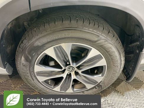 Used 2023 Toyota Highlander XLE image 25