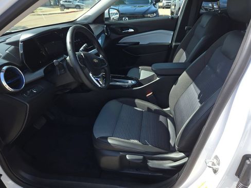 Used 2025 Chevrolet Trax LT w/ LT Convenience Package FWD image 11