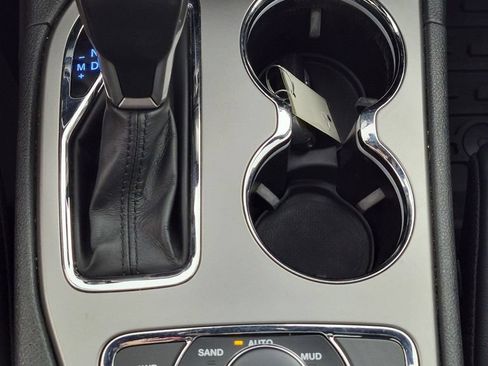 Certified 2022 Jeep Grand Cherokee Laredo X AWD/4WD image 25