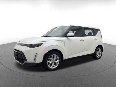 Used 2025 Kia Soul LX w/ LX Technology Package FWD image 3