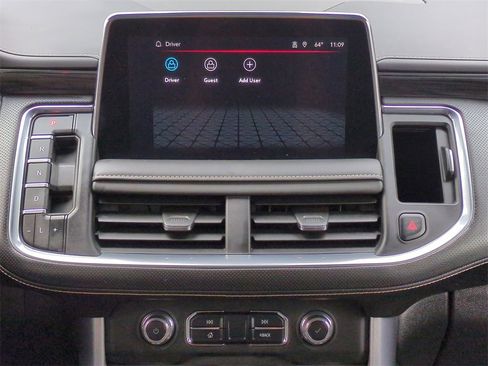 Used 2024 GMC Yukon SLT w/ SLT Luxury Package image 18