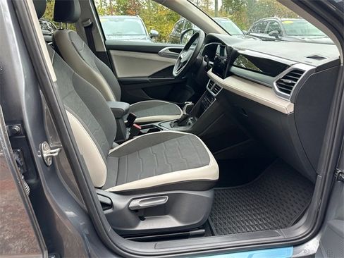 Used 2025 Volkswagen Taos SE image 13