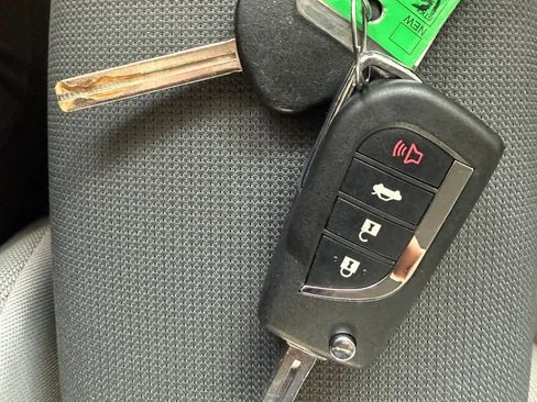 Used 2021 Toyota Corolla LE image 35