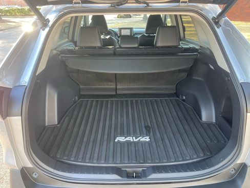Used 2021 Toyota RAV4 XLE Premium image 15