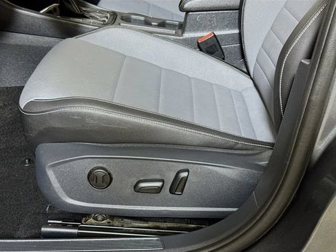 Used 2025 Volkswagen Jetta SE FWD image 16