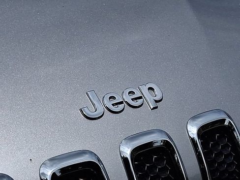 Used 2017 Jeep Cherokee Overland w/ Technology Group AWD/4WD image 25