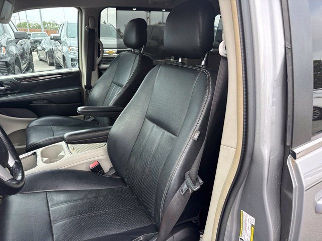 Used 2016 Chrysler Town & Country Touring w/ Driver Convenience Group FWD image 11
