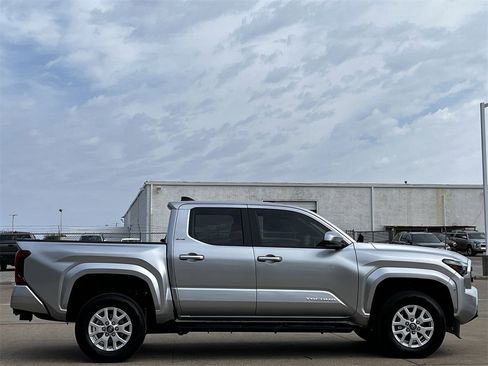 Used 2025 Toyota Tacoma SR5 image 3