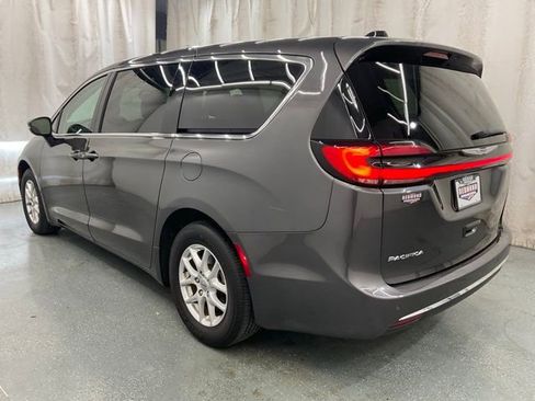Used 2023 Chrysler Pacifica Touring-L FWD image 5
