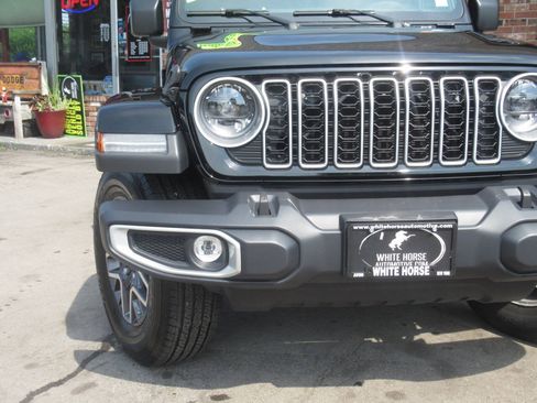 Used 2025 Jeep Wrangler Unlimited Sahara w/ Dual Top Group AWD/4WD image 3