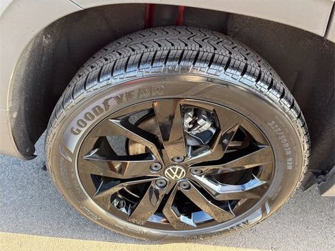 Used 2022 Volkswagen Taos SE image 17