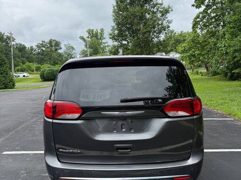 Used 2019 Chrysler Pacifica Touring-L FWD image 5