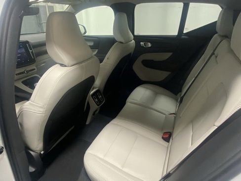 Used 2025 Volvo XC40 B5 Ultra image 13