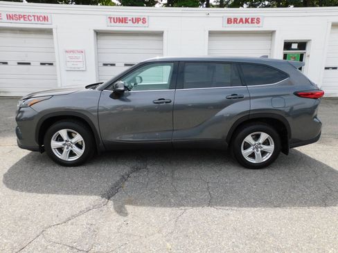 Used 2021 Toyota Highlander LE AWD/4WD image 2