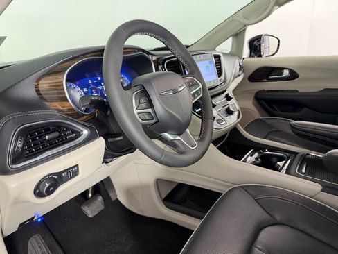 Used 2024 Chrysler Pacifica Limited image 21