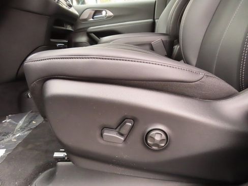 New 2026 Chrysler Pacifica Select w/ S Appearance Package AWD/4WD image 8