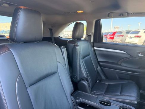 Used 2019 Toyota Highlander XLE AWD/4WD image 14