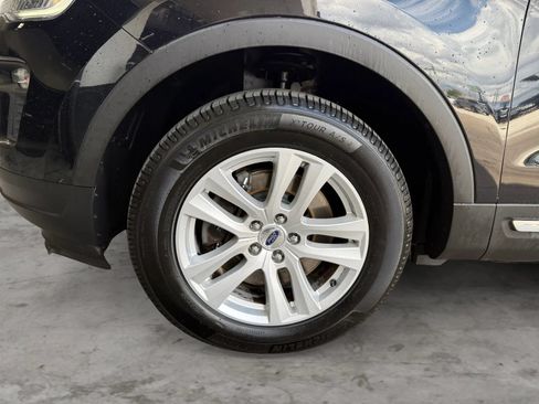 Used 2018 Ford Explorer XLT w/ Equipment Group 202A AWD/4WD image 42