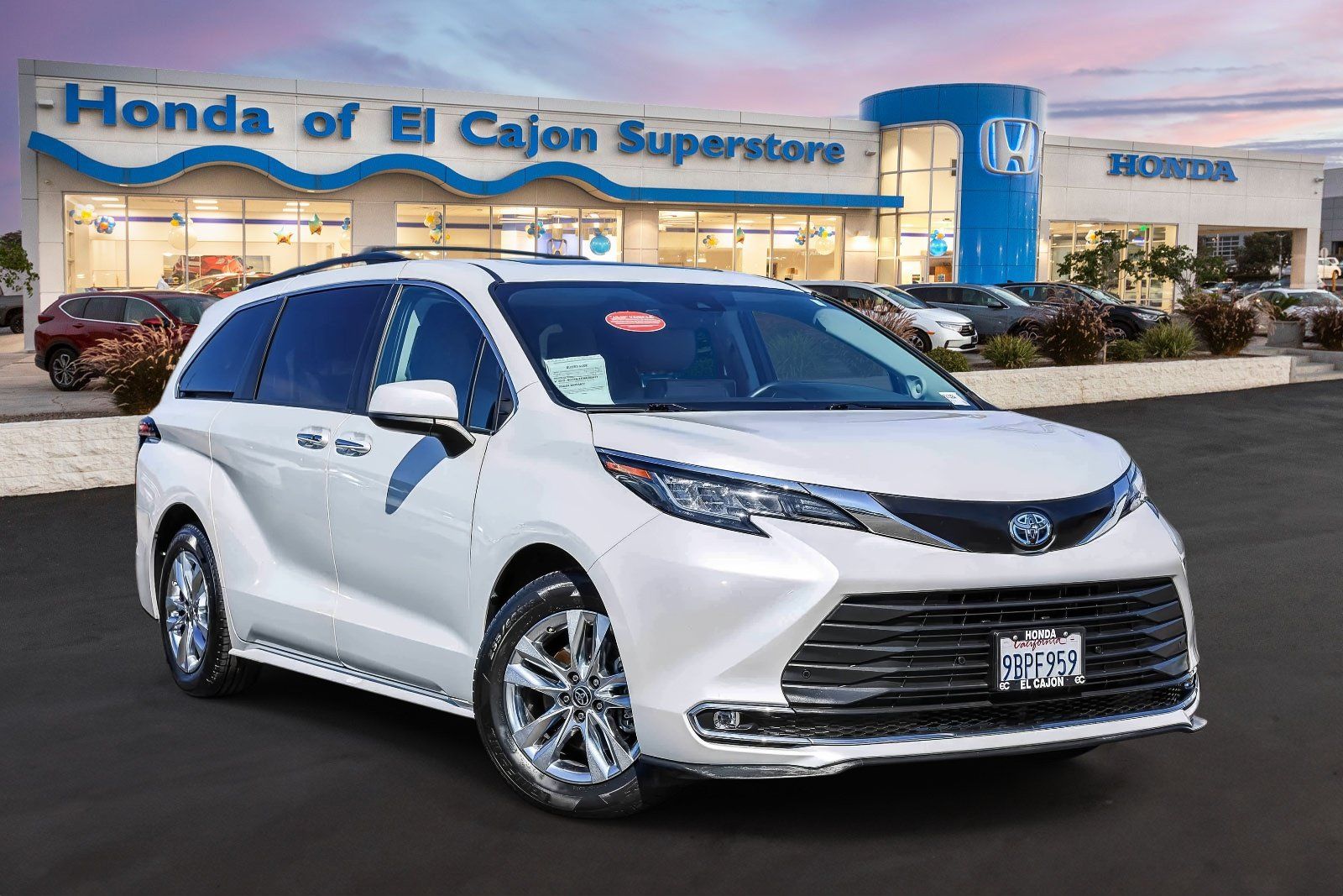 Used 2022 Toyota Sienna XLE w/ XLE Plus Package FWD image 1