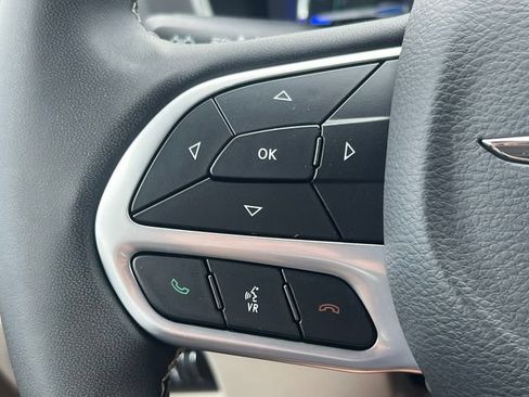 Used 2023 Chrysler Pacifica Touring-L FWD image 22