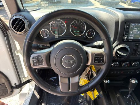 Used 2018 Jeep Wrangler Unlimited Sahara image 14