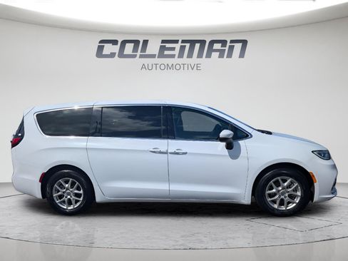 Used 2023 Chrysler Pacifica Touring-L FWD image 4